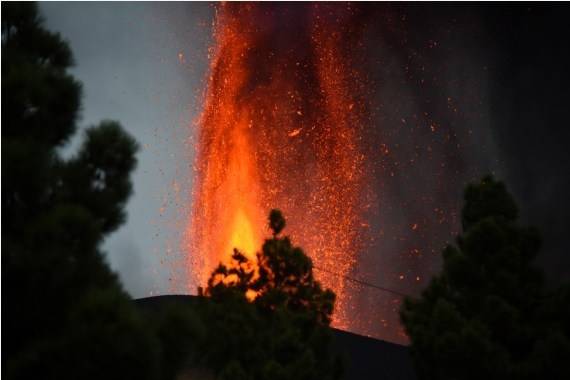 The Weekend Leader - Eruption of Spain's La Palma volcano continues for 6th day
